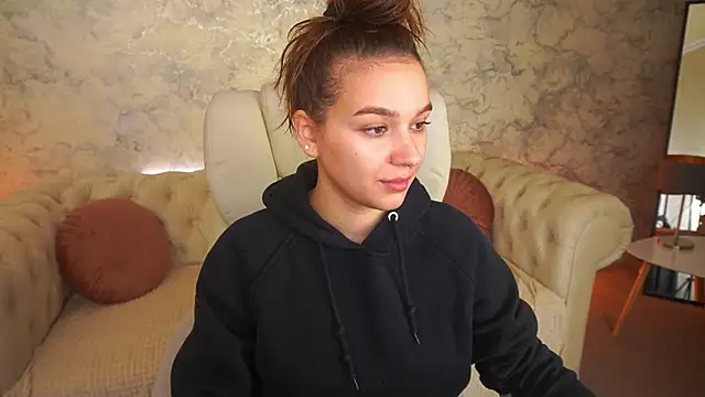 Snapshot of UrMuseOn chatting on November 22, 2025, 8:24 am UrMuseOn online show from November 22, 2025, 8:24 am