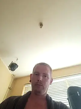 Snapshot of piercingpik chatting on July 8, 2026, 2:43 pm piercingpik online show from July 8, 2026, 2:43 pm