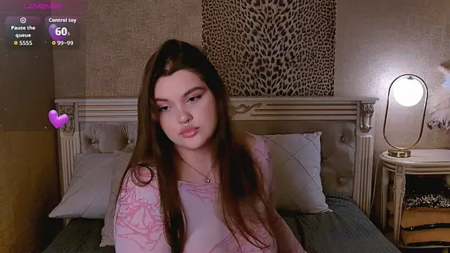 Snapshot of EmilyHyde chatting on October 20, 2025, 2:50 pm EmilyHyde online show from October 20, 2025, 2:50 pm