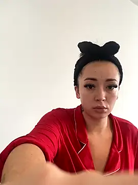 Snapshot of ItsCOCOx chatting on November 7, 2025, 12:05 pm ItsCOCOx online show from November 7, 2025, 12:05 pm