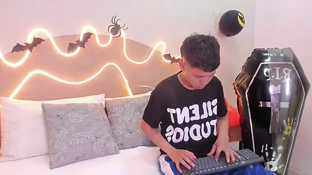 Snapshot of Enrrixxx_ chatting on October 26, 2025, 7:31 pm Enrrixxx online show from October 26, 2025, 7:31 pm