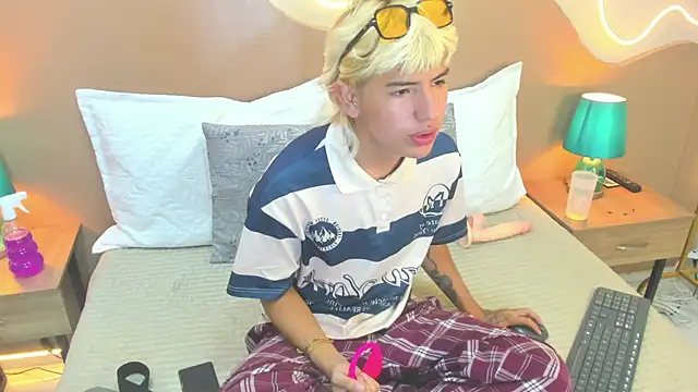 Snapshot of Enrrixxx_ chatting on January 16, 2026, 12:14 am Enrrixxx online show from January 16, 2026, 12:14 am