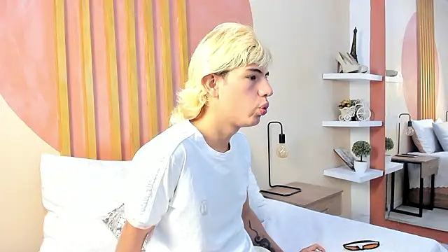 Snapshot of Enrrixxx_ chatting on February 4, 2026, 12:27 am Enrrixxx online show from February 4, 2026, 12:27 am