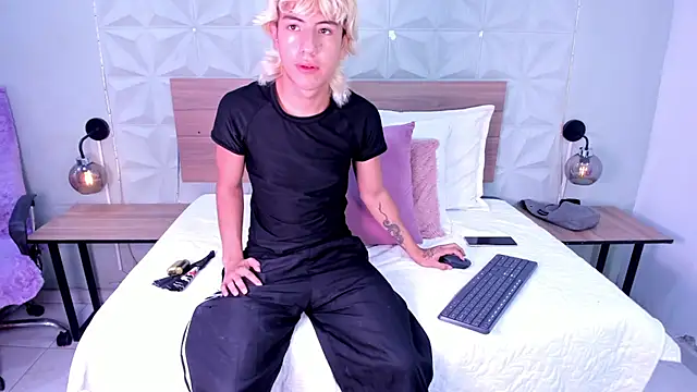 Snapshot of Enrrixxx_ chatting on February 9, 2026, 11:20 pm Enrrixxx online show from February 9, 2026, 11:20 pm