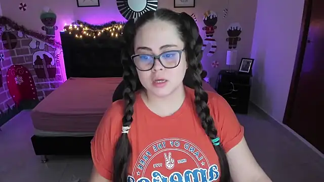 LolaVillalobos online show from December 16, 2025, 11:48 am