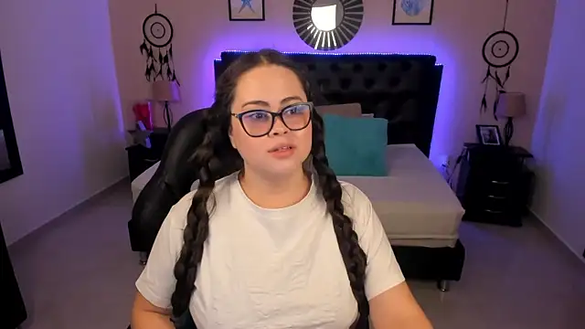 LolaVillalobos online show from April 24, 2026, 12:40 pm