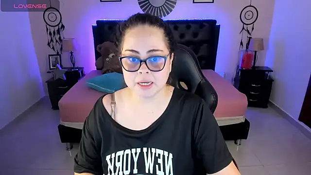 LolaVillalobos online show from June 29, 2026, 2:39 pm
