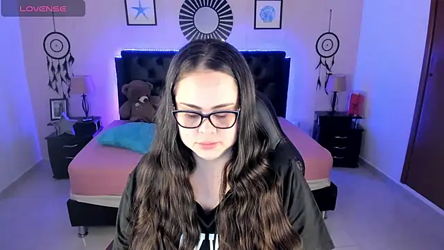 LolaVillalobos online show from June 30, 2026, 12:06 pm