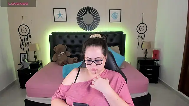 LolaVillalobos online show from July 1, 2026, 12:18 pm