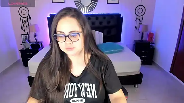 LolaVillalobos online show from July 3, 2026, 12:22 pm