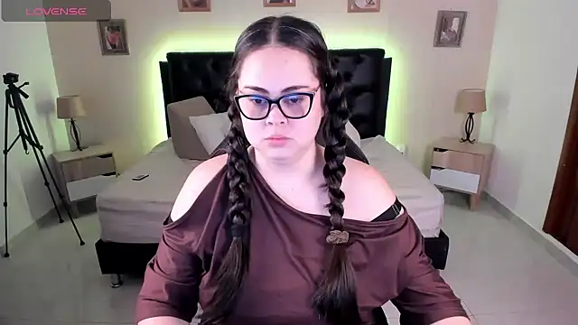 LolaVillalobos online show from July 14, 2026, 12:22 pm
