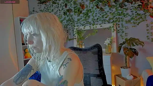Snapshot of tattoo_art_baby chatting on June 17, 2026, 1:52 am tattoo art baby online show from June 17, 2026, 1:52 am