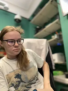 Snapshot of _CherryBloom_ chatting on September 13, 2025, 9:09 am CherryBloom online show from September 13, 2025, 9:09 am