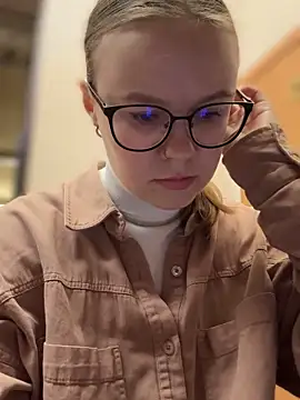 Snapshot of _CherryBloom_ chatting on October 6, 2025, 6:22 am CherryBloom online show from October 6, 2025, 6:22 am