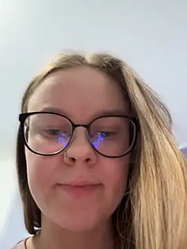 Snapshot of _CherryBloom_ chatting on February 19, 2026, 10:11 am CherryBloom online show from February 19, 2026, 10:11 am