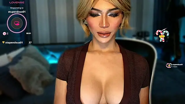 Snapshot of Huntress_xxx chatting on February 5, 2026, 1:32 am Huntress xxx online show from February 5, 2026, 1:32 am