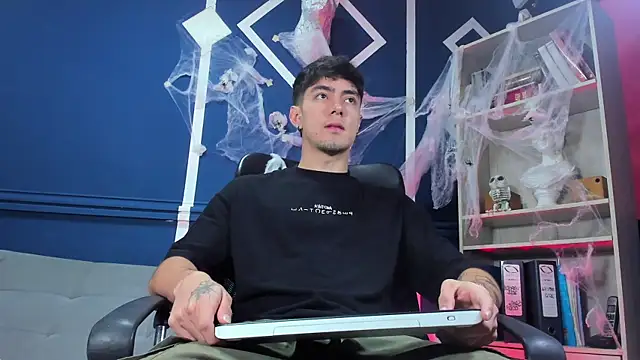 Snapshot of etham_wolf_ chatting on October 24, 2025, 11:28 am etham wolf online show from October 24, 2025, 11:28 am