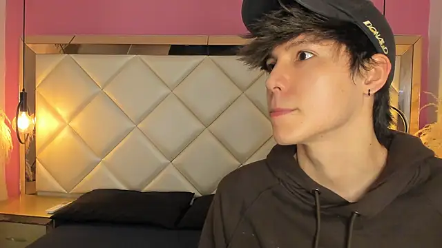 Daphne And Roger online show from September 18, 2025, 11:34 am