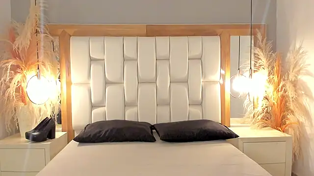 Daphne And Roger online show from September 22, 2025, 11:34 am