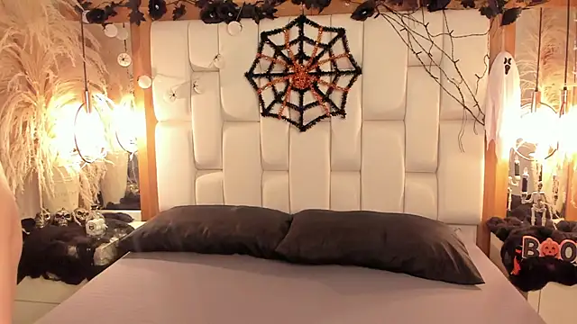 Daphne And Roger online show from October 31, 2025, 11:00 am