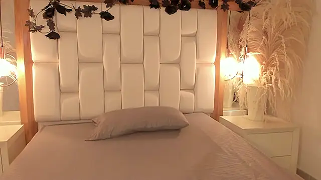 Daphne And Roger online show from November 5, 2025, 11:10 am