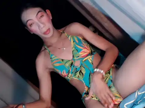 Snapshot of xyourdreamtrans chatting on October 8, 2025, 5:05 am xyourdreamtrans online show from October 8, 2025, 5:05 am