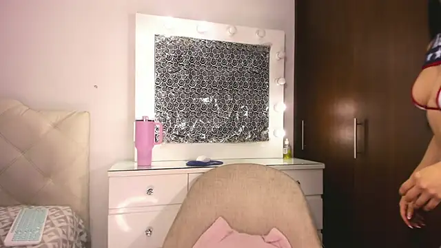 Snapshot of lina_quinn chatting on July 7, 2026, 1:08 am lina quinn online show from July 7, 2026, 1:08 am