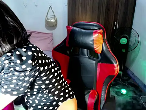Urassiansweetcummer online show from June 17, 2026, 12:13 am