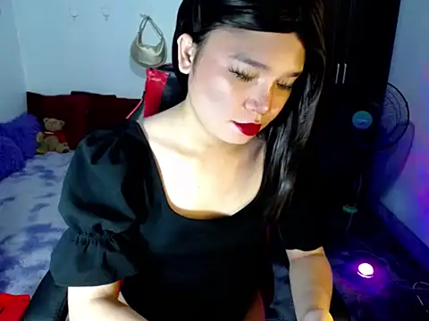 Urassiansweetcummer online show from June 24, 2026, 2:43 am