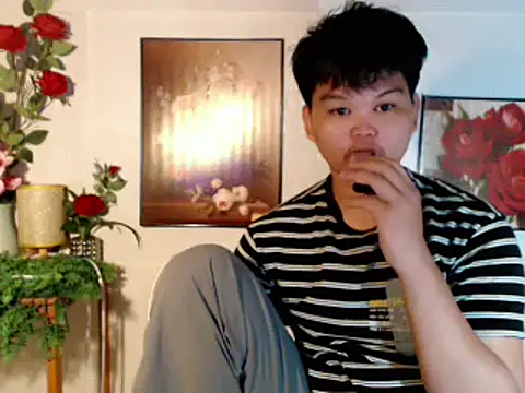 Snapshot of Reynelcock chatting on July 18, 2026, 9:35 am Reynelcock online show from July 18, 2026, 9:35 am