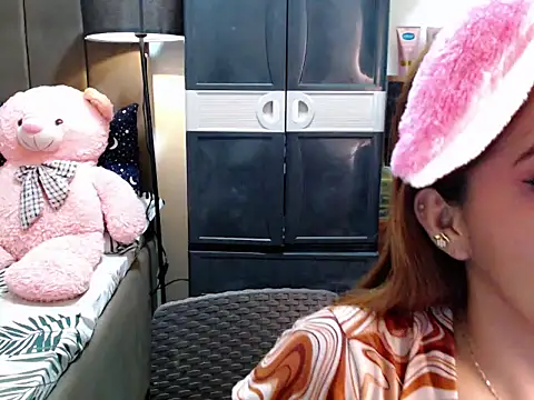 urswtasian chesca online show from November 26, 2025, 2:40 pm