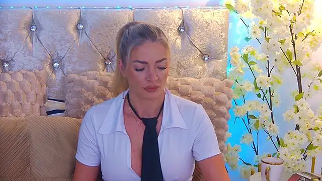 Izabellle02 online show from June 4, 2026, 2:50 am