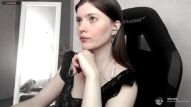 cute elfy  online show from September 15, 2025, 2:06 pm