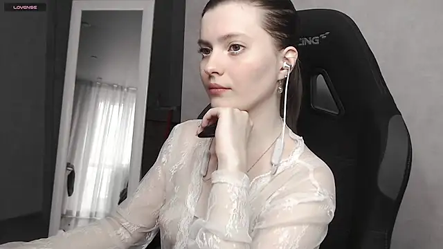 cute elfy  online show from September 30, 2025, 2:00 pm