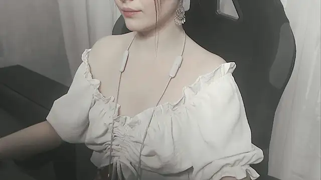 cute elfy  online show from February 7, 2026, 2:32 pm