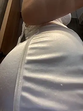 Nikii   online show from September 12, 2025, 12:33 am