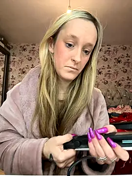 LucyRoseMae online show from December 4, 2025, 1:09 pm