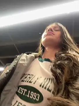 Isabella21  online show from February 12, 2026, 10:27 pm