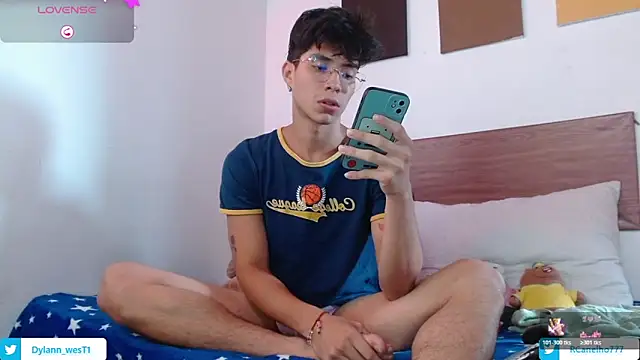 Snapshot of Dylann_west chatting on November 28, 2025, 6:32 pm Dylann west online show from November 28, 2025, 6:32 pm