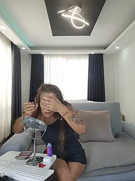 Snapshot of evasweett__ chatting on June 22, 2026, 2:47 pm evasweett online show from June 22, 2026, 2:47 pm