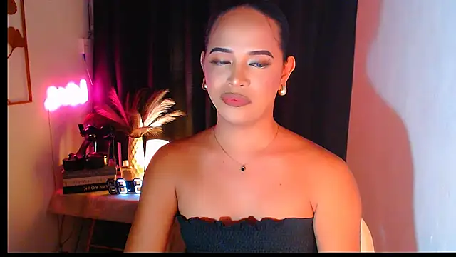 Lorainnelustts online show from November 27, 2025, 1:13 pm