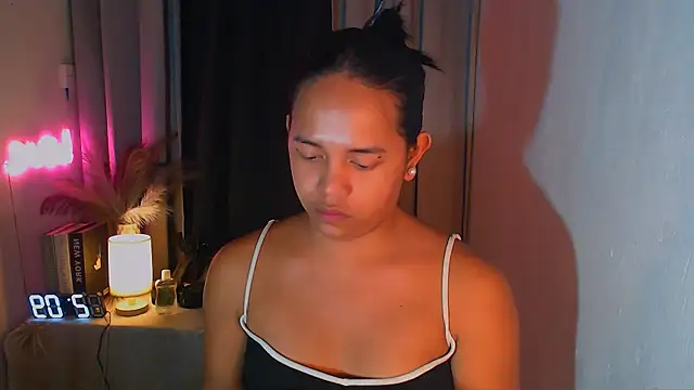 Lorainnelustts online show from December 19, 2025, 4:52 am