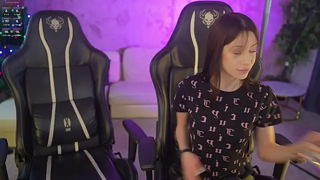 Snapshot of Selena_Glow chatting on December 21, 2025, 7:43 pm Selena Glow online show from December 21, 2025, 7:43 pm