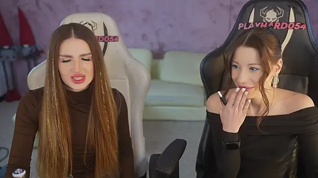 Snapshot of Selena_Glow chatting on February 6, 2026, 11:41 pm Selena Glow online show from February 6, 2026, 11:41 pm