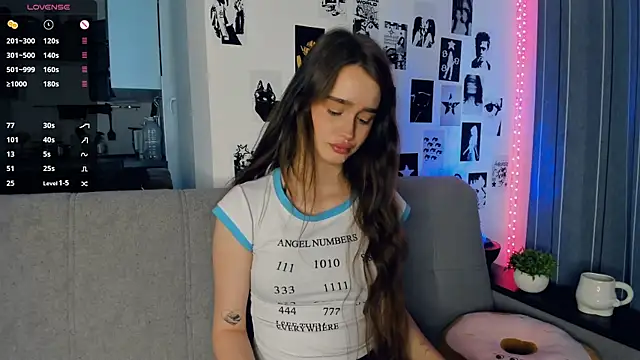 Snapshot of lovelyalivia chatting on November 1, 2025, 9:55 am lovelyalivia online show from November 1, 2025, 9:55 am