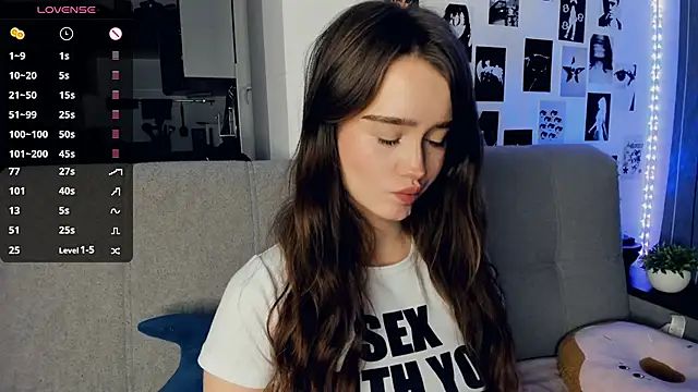 Snapshot of lovelyalivia chatting on December 2, 2025, 9:47 am lovelyalivia online show from December 2, 2025, 9:47 am