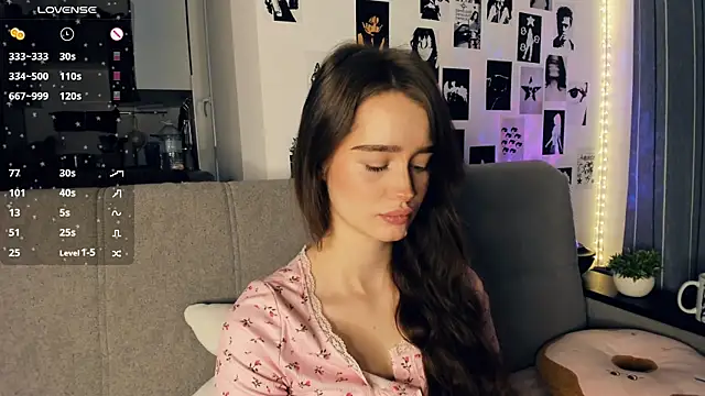 Snapshot of lovelyalivia chatting on December 16, 2025, 9:14 am lovelyalivia online show from December 16, 2025, 9:14 am