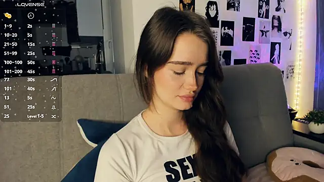 Snapshot of lovelyalivia chatting on December 17, 2025, 8:09 am lovelyalivia online show from December 17, 2025, 8:09 am