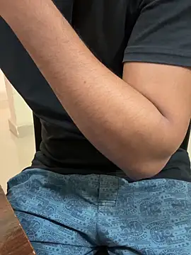 Snapshot of Saifq chatting on November 5, 2025, 8:25 am Saifq online show from November 5, 2025, 8:25 am