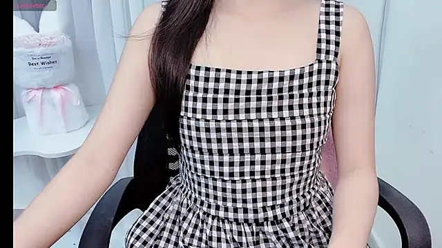 Snapshot of Mint2k chatting on November 14, 2025, 1:21 pm Mint2k online show from November 14, 2025, 1:21 pm